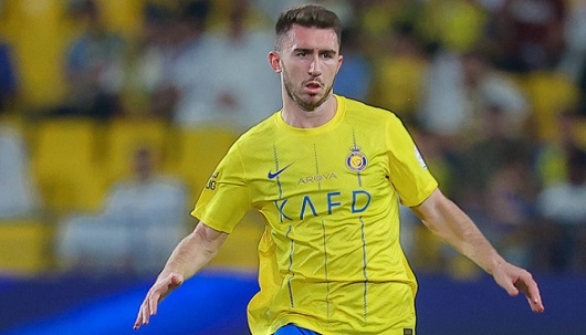 Tanınmış futbolçu ortada qalıb