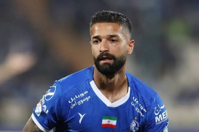 İranlı futbolçu spirtli içkinin güdazına getdi